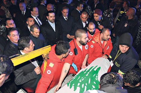 El primer ministro libanés, Saad Hariri (centro) recibe los cuerpos de víctimas del atentado del domingo pasado en la discoteca turca Reina. (Fuente: EFE)