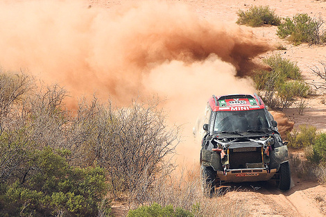 Los autos recorrieron ayer los caminos entre las sierras y las dunas. (Fuente: AFP)