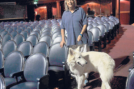 Cibrián Campoy junto a uno de sus perros. Su espectáculo se podrá ver de miércoles a domingos en el Astral. (Fuente: Pablo Piovano)