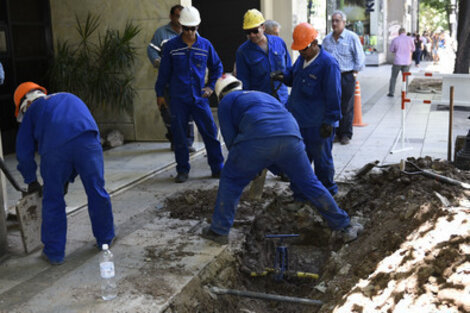 La rotura se produjo ayer poco antes de las 14, en un caño de gas a la altura del 1668.  (Fuente: gentileza Diario La Capital)