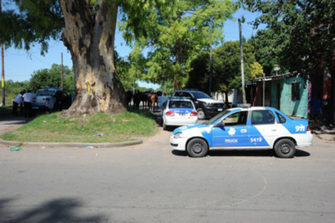 A metros del lugar donde los vecinos seguían ayer con su reclamo, había varios patrulleros.  