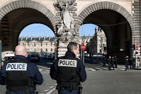 Ataque y disparos en un ingreso al Louvre