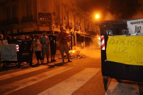 Los vecinos de Boedo siguen reclamando por la falta de luz. 