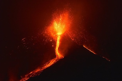 El Etna entró en erupción