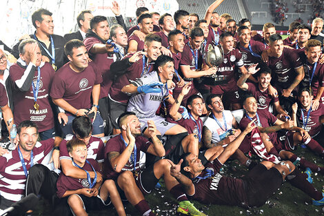 El plantel de Lanús en pleno festejo tras recibir la Supercopa Argentina. (Fuente: El plantel de Lanús en pleno festejo tras recibir la Supercopa Argentina.)