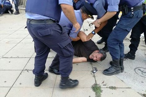 Rodolfo Aguiar, secretario general de ATE-Río Negro, en el momento de su detención.