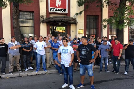 La planta de Atanor de Munro fue cerrada el miércoles pasado y los trabajadores se enteraron de la media por medio de un cartel pegado en una puerta.