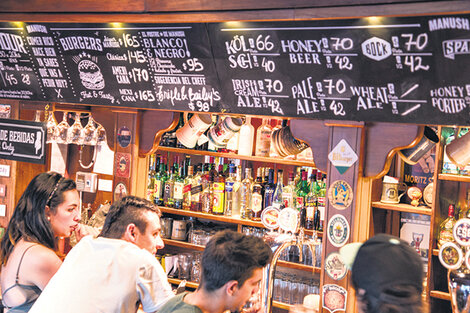 La barra del pub Manush, el más grande del Distrito Cervecero barilochense. (Fuente: Guido Piotrkowski)