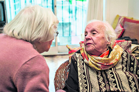 AIDA SARTI Y CARMEN LAPACO SON ALGUNAS DE LAS MADRES QUE SE REUNEN A TRAVES DE LA RED PARA SEGUIR TEJIENDO UNA TRAMA AMOROSA QUE YA CUMPLIO CUARENTA AÑOS DE LUCHA. 