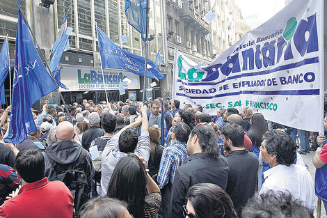 Los trabajadores bancarios concurrirán el viernes a sus lugares de trabajo y luego se movilizarán en forma coordinada. (Fuente: DyN)