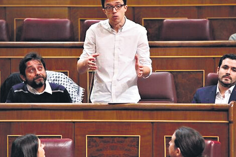 El diputado y secretario de Podemos, Iñigo Errejón, fue quien se encargó de hablar en el recinto.