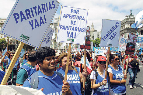 Miles de docentes protestaron ayer en la zona del Congreso nacional, en reclamo de la realización de la paritaria nacional.