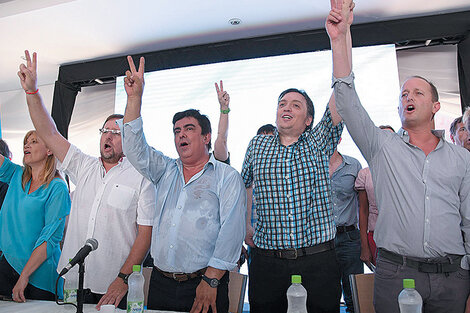 Fernando Espinoza, Máximo Kirchner y Martín Insaurralde en el cierre cantando la marcha en San Vicente. (Fuente: Télam)