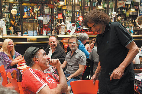 El encuentro se realizó en el Café de las Palabras, donde se dieron cita Dolina, Rep y Urtizberea, entre otros. (Fuente: Joaquín Salguero)