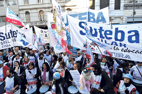 Los maestros también reclaman que se abra la paritaria nacional.