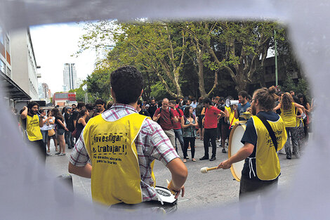 Con pancartas, banderas y micrófonos, los becarios estuvieron a la mañana en la sede del ministerio. (Fuente: Télam)