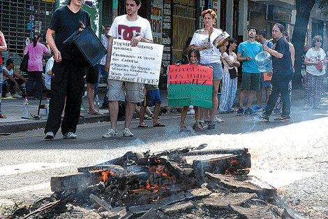 En el barrio de Boedo los vecinos cortaron la calle para protestar por la falta de luz. (Fuente: DyN)