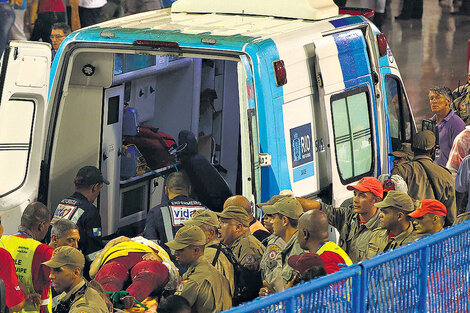 Una ambulancia retira heridos luego del vuelco de la carroza de la Tuiutí. (Fuente: AFP)