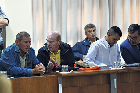 Al inicio del juicio, Hugo Bermúdez (izq.) y Leonardo Jara (segundo de la derecha), acusados del asesinato. (Fuente: Télam)