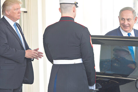 A la salida de su reunión en la Casa Blanca, Trump despide a Netanyahu en la puerta de la Casa Blanca.