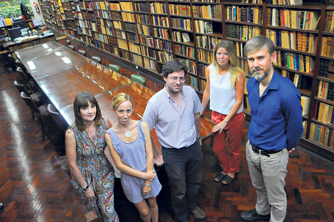 Gabriela Pauer, Sol Portaluppi, Pedro Rodríguez, Josefina Raffo y Santiago Kalinowski en la biblioteca de la Academia. (Fuente: Guadalupe Lombardo)