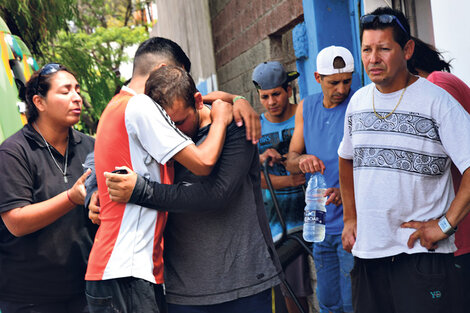 Familiares y amigos de las chicas asesinadas exigen justicia a las puertas de la comisaría 3ª. (Fuente: Télam)