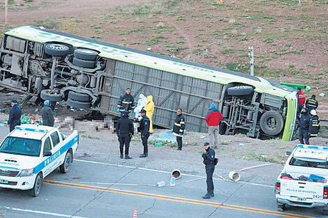 El ómnibus de TurBus volcó a la altura del Parque Aconcagua, minutos después de la medianoche.