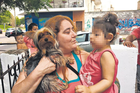 Adriana Funaro con la niña Delfina, que sufre convulsiones por la microcefalia.