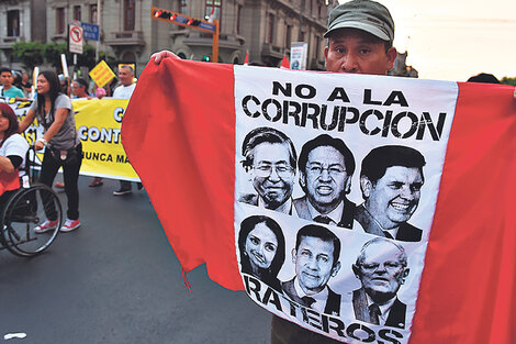 Miles de personas marcharon en Lima en contra de la corrupción destapada por el caso Odebrecht. (Fuente: AFP)