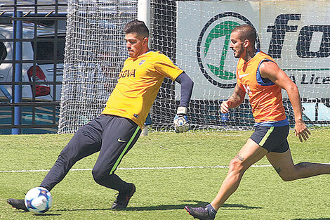 Benedetto presiona a Rossi en la práctica en Casa Amarilla. (Fuente: Fotobaires)