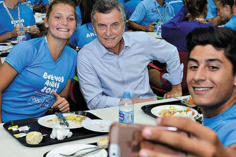 Mauricio Macri, ayer durante el almuerzo con los jóvenes deportistas. (Fuente: DyN)