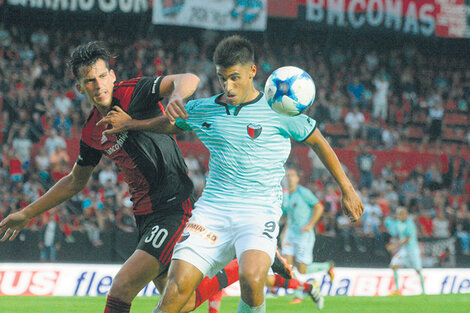 Formica lucha por la pelota. (Fuente: Télam)