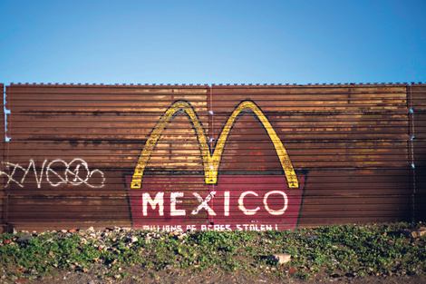 En México, el campo de la cultura no sabe muy bien si acentuar sus críticas hacia Trump o si encararlas hacia Peña Nieto. (Fuente: AFP)