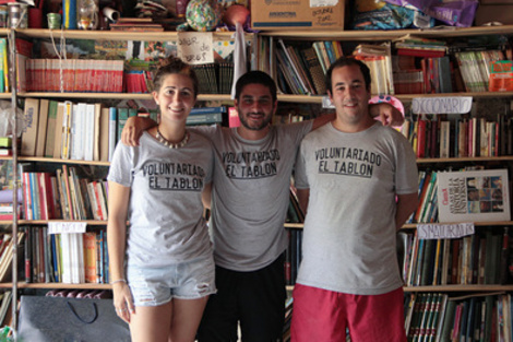 Leandro, Carla y Juanchi, tres de los 30 voluntarios que participan en El Tablón. 