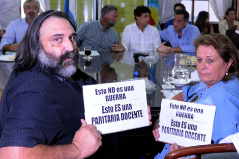 Los gremios bonaerenses fueron ayer al nuevo encuentro paritario con carteles que decían: "Esto no es una guerra. Esto es una paritaria docente".