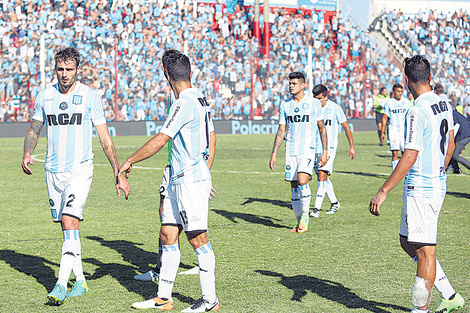 Los jugadores de Racing buscan una explicación luego de la derrota ante los cordobeses en la cancha de Instituto.