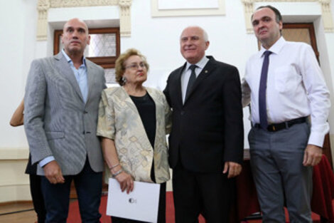 Lifschitz compartió el acto junto a la esposa y los hijos de Alfredo Nogueras.