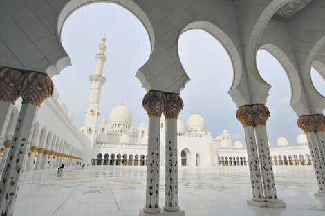 Mármol blanco y líneas orientales en la mezquita Sheikh Zayed, meca de la peregrinación turística.