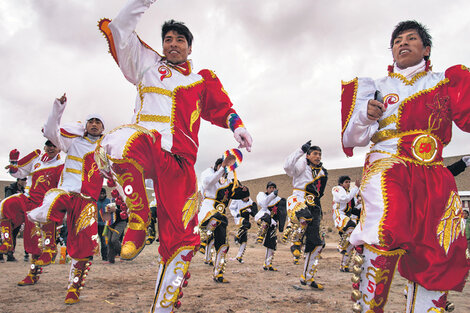 Bailarines de saya o caporal de la agrupación Lirios Rojos, que cumple sus bodas de oro. (Fuente: Guido Piotrkowski)