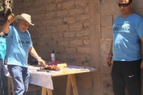 Gerardo Morales (de sombrero) prepara el asado de carnaval. El hombre de la derecha, que trató de salir de cuadro cuando vio la cámara, es Guillermo Adolfo Puertas, el abogado que hizo cambiar el testimonio de Mabel Balconte, coimputada con Milagro Sala