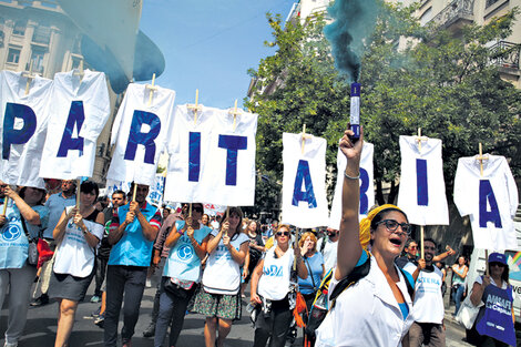 En la marcha hubo docentes, pero también muchísimos alumnos y padres y madres que los respaldaron.