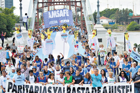 Una multitud hacia la Plaza de Mayo