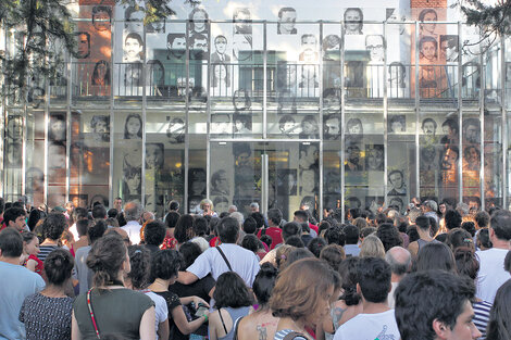 Cientos de persones, la mayoría jóvenes, acudieron ayer a “La visita de las Cinco” a la ex ESma.