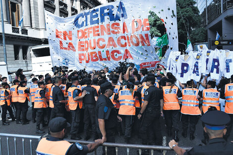 Los maestros se manifestaron ayer frente al Congreso y reclamaron el llamado a la paritaria federal.