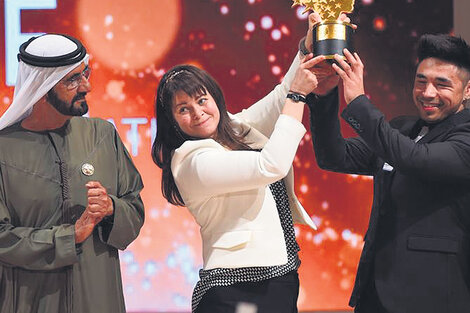 Maggie MacDonnell llamó a uno de sus alumnos (der.) para agradecer por el premio.