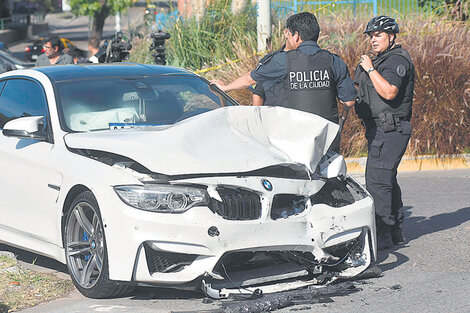 El BMW estropeado en la trompa y con dólares, armas y joyas en su interior. (Fuente: El BMW estropeado en la trompa y con dólares, armas y joyas en su interior.)