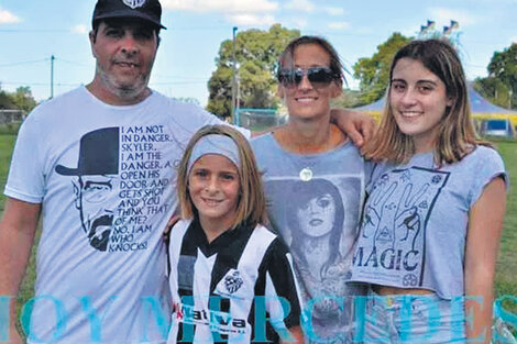 Juana, con la camiseta del Club Mercedes, tiene el respaldo de su familia para la batalla que emprendió.