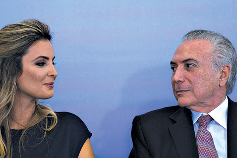 Michel Temer le dedicó algunas miradas estudiadas a su esposa, Marcela Tedeschi.