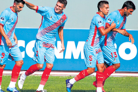 El festejo del primer gol de Arsenal en Perú. (Fuente: EFE)