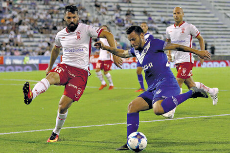 Vélez y Huracán pelean por la pelota y por mantener la categoría.